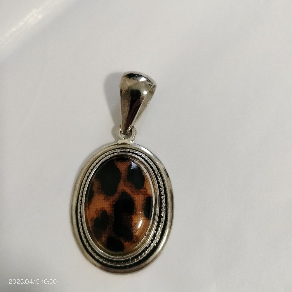 Silver Tone Oval Silver and Brown Leopard Pendant unbranded e59